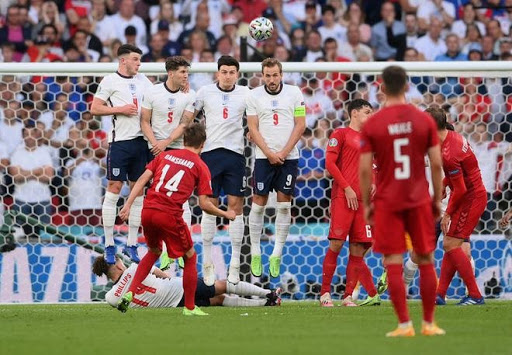 Bùng nổ tranh cãi sau trận đấu Anh 2-1 Đan Mạch
